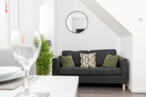 Amazing house with central location TV downstairs and in bedroom super fast WiFi and crisp white hotel linen hosted by Our Home Short Stays